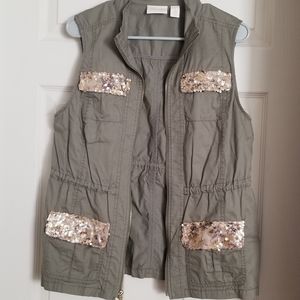 Beautiful green vest with sequins on all 4 pockets.